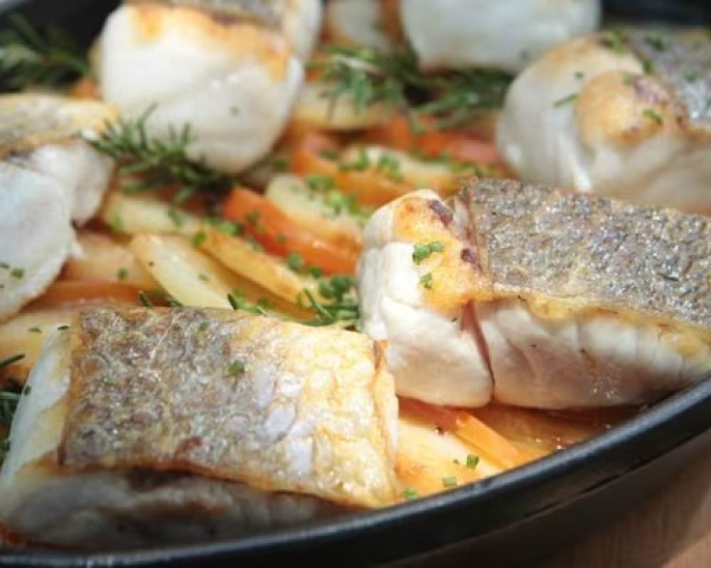 Robalo ao forno assado com batatas