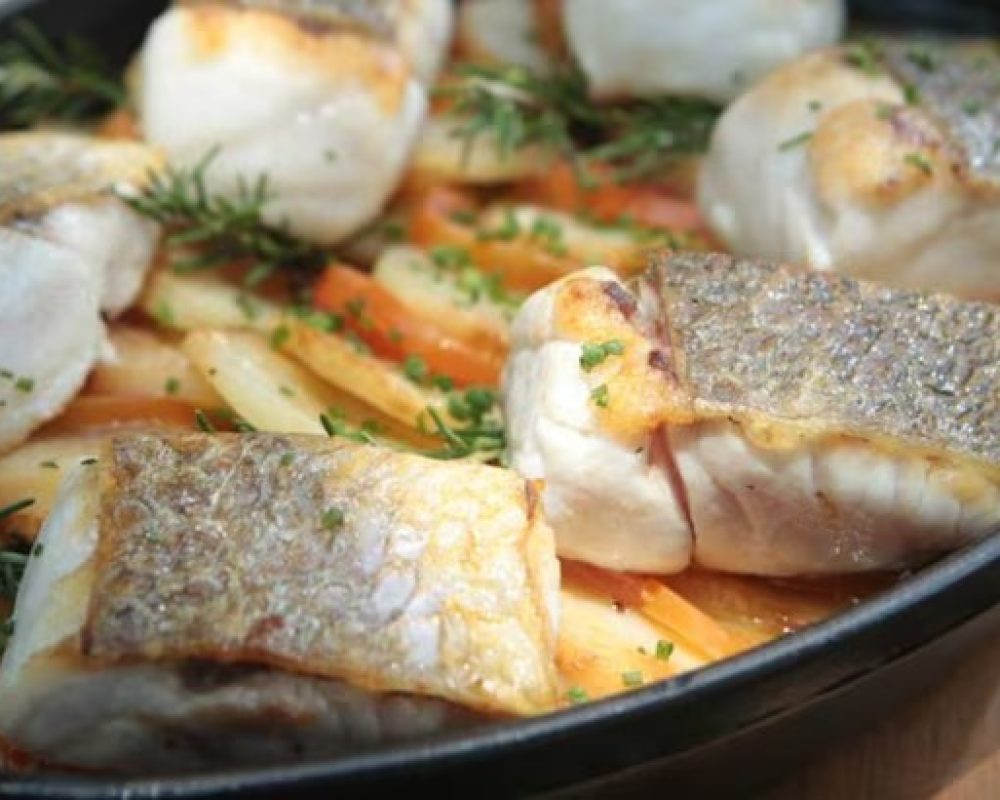 Robalo ao forno assado com batatas